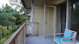 富國島森林系飯店 Lahana Resort 房間陽台實拍：木質調設計、私人露台椅與繁茂綠意景觀