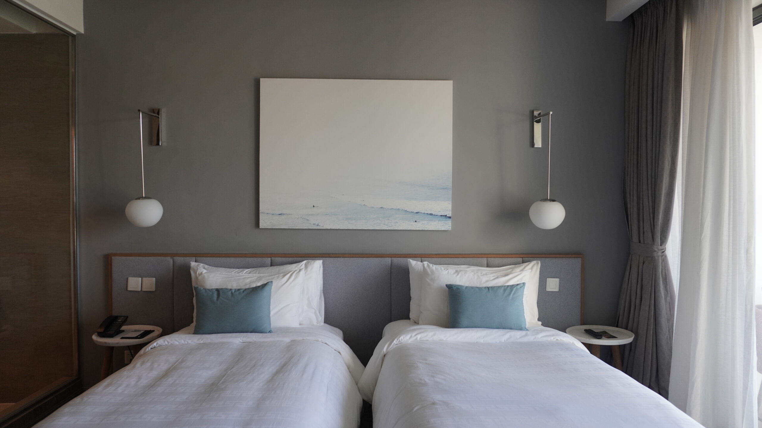 富國翡翠灣高級公寓房型，簡約灰藍配色的雙床設計，營造寧靜療癒的海島氛圍