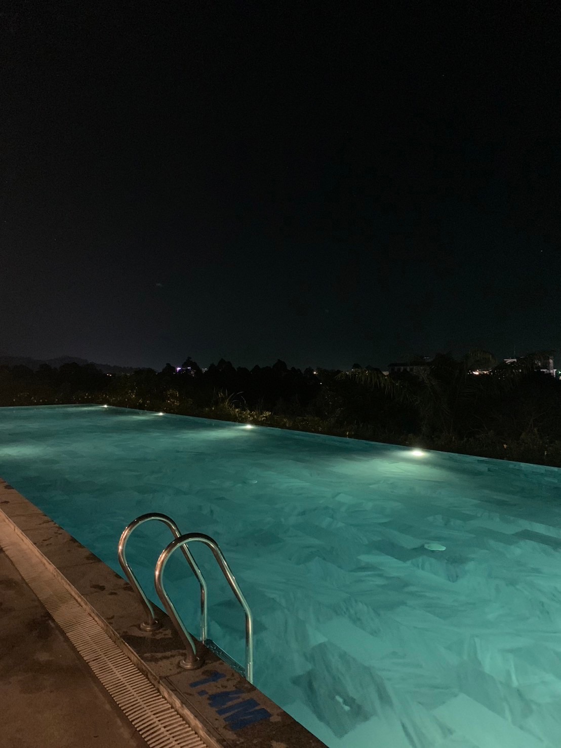 富國島森林系飯店 Lahana Resort泳池，從泳池可以越過前方的綠挑望到遠方的海