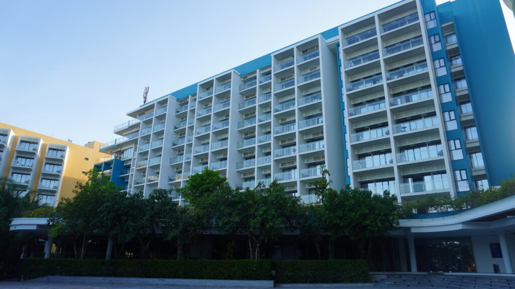 Premier Residences 富國島翡翠灣高級公寓外觀,白色建築與藍天相映成趣