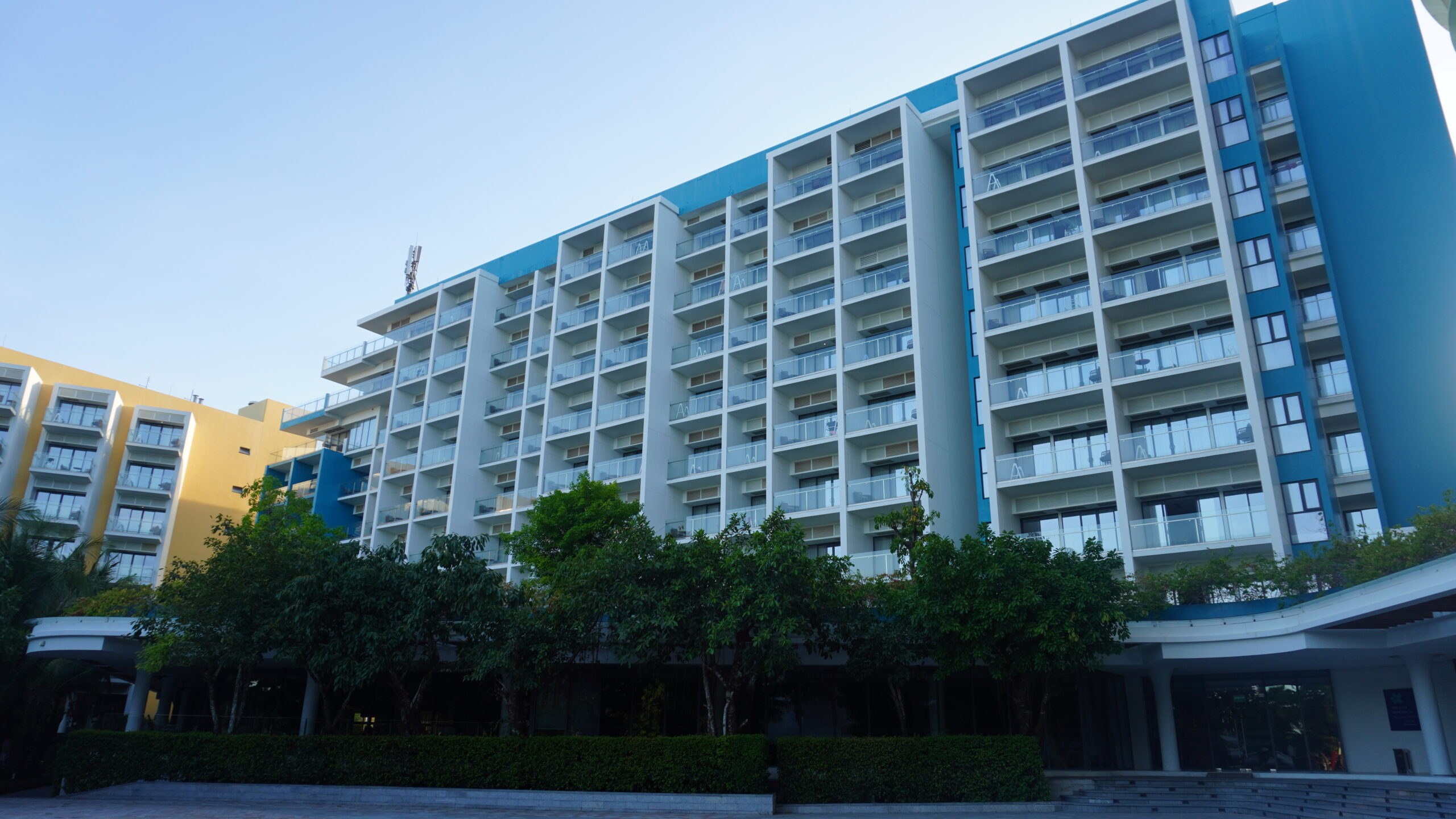 Premier Residences 富國島翡翠灣高級公寓外觀，白色建築與藍天相映成趣