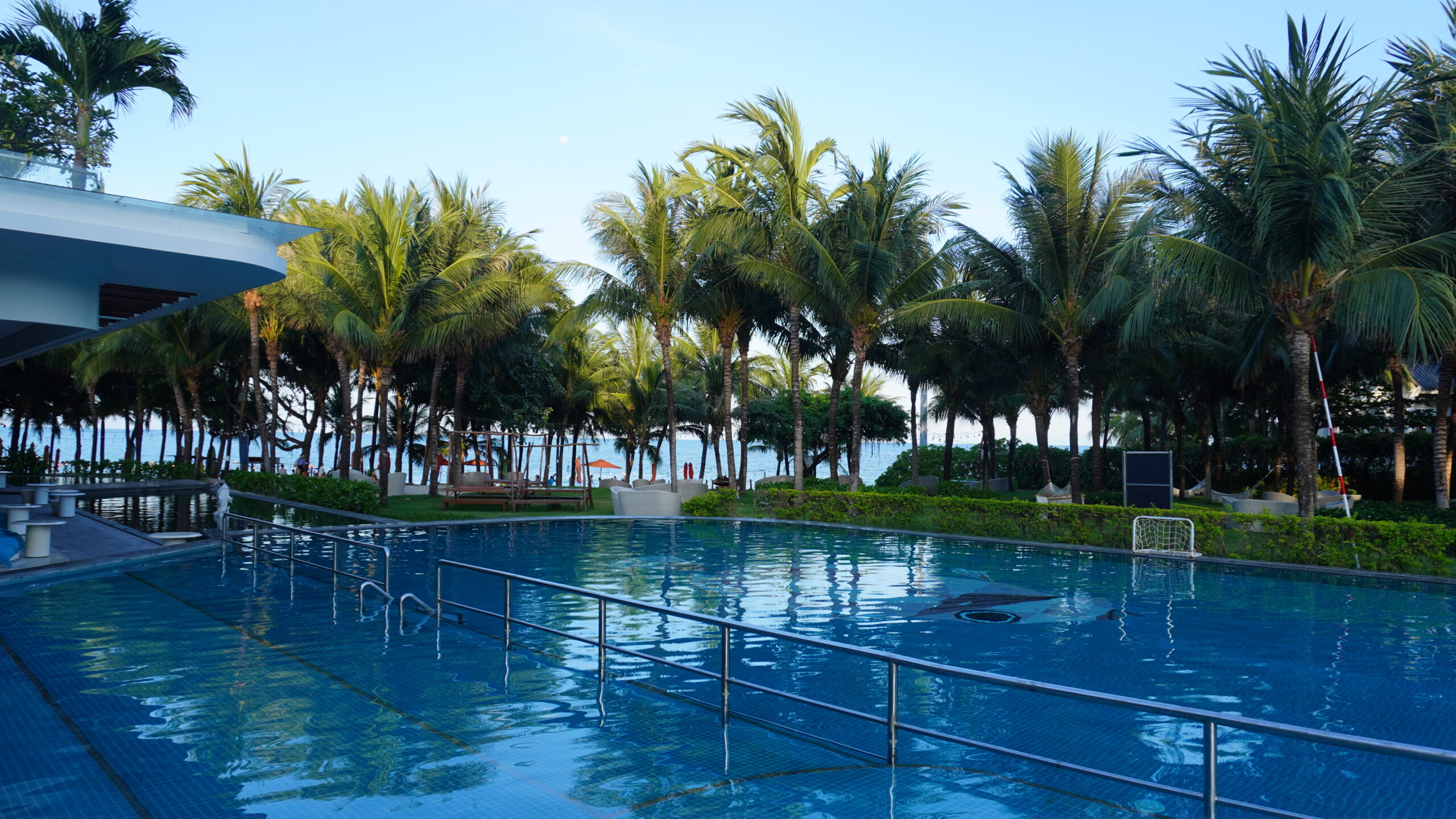 富國島翡翠灣高級公寓充滿富國島風情，熱帶椰影圍繞的無邊泳池，清澈倒映藍天與綠意