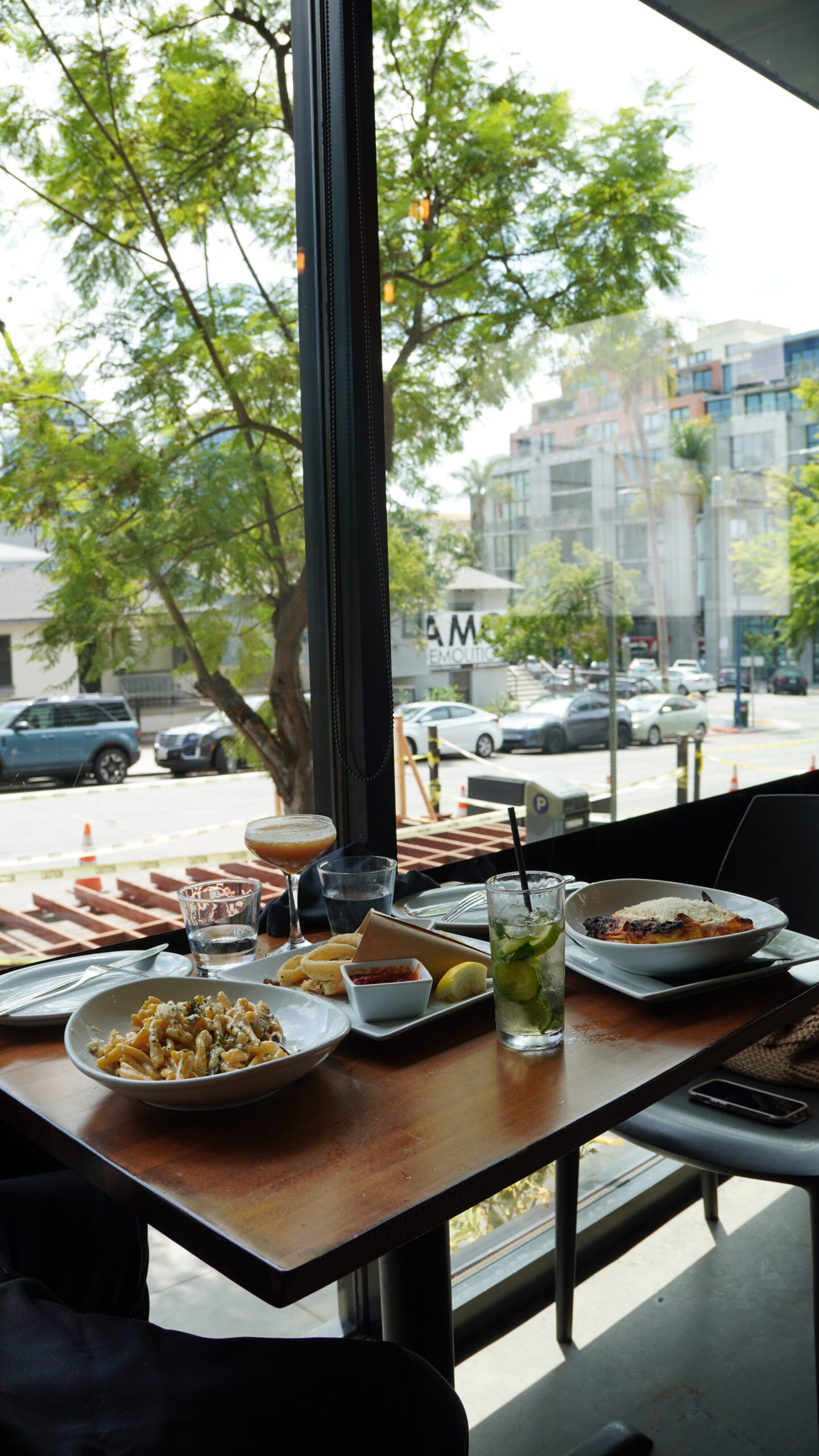 聖地牙哥小義大利 Bencotto 餐廳全景，現代工業風設計與挑高空間的義式用餐環境
