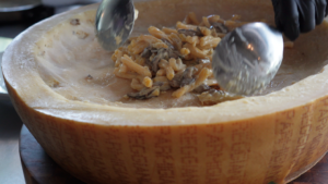 Bencotto 義大利餐廳招牌：義大利麵在 massive Parmesan 起司輪中充分拌勻，呈現濃郁奶油起司醬汁