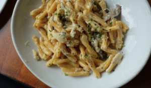 Bencotto 招牌起司輪義大利麵：松露奶油蘑菇口味 (Truffle Cream & Mushroom)，在巨型帕瑪森起司輪中現拌製作