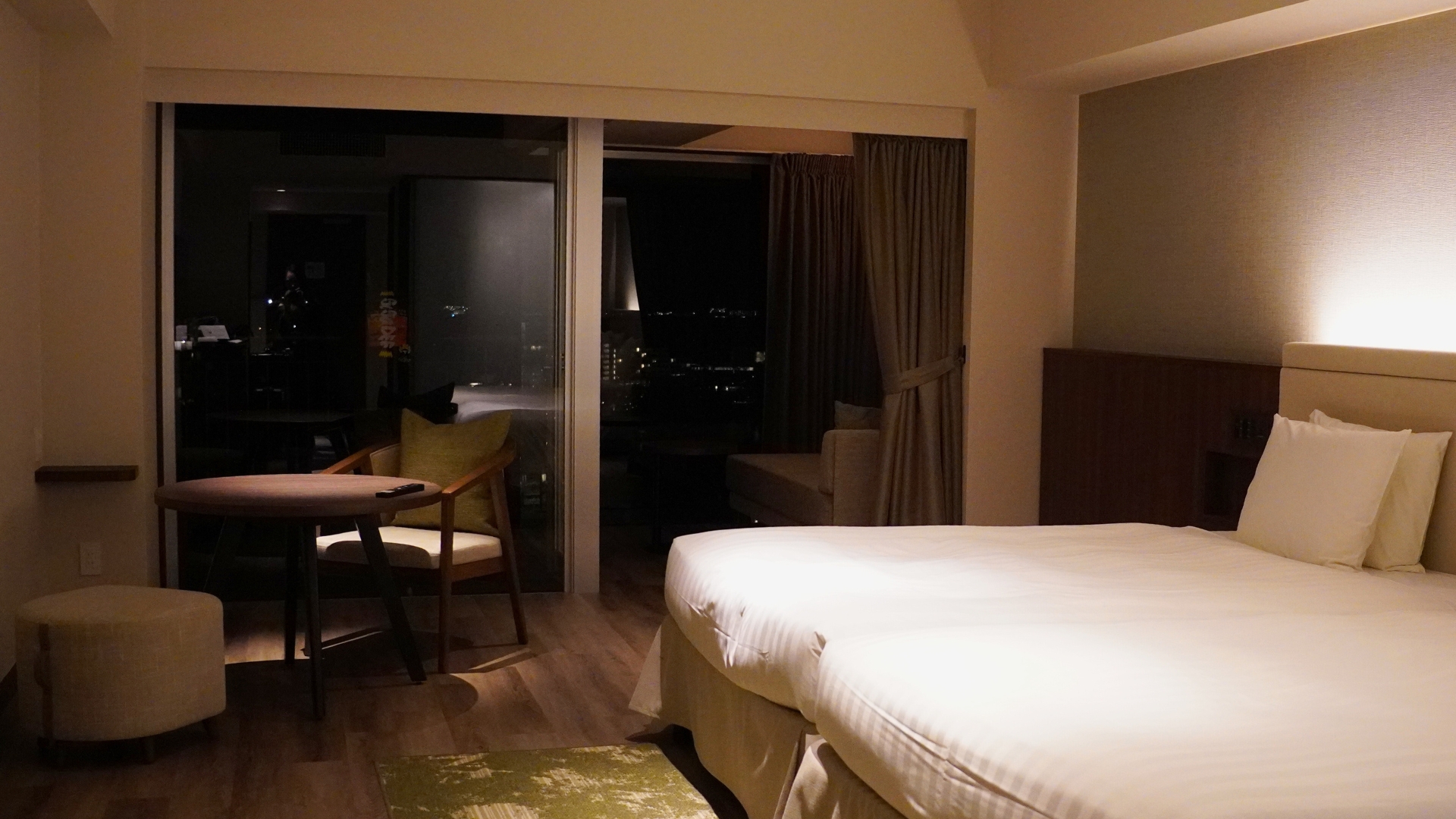 Oriental Hotel Okinawa Resort & Spa 高級房內部空間，採光充足的現代日式簡約設計