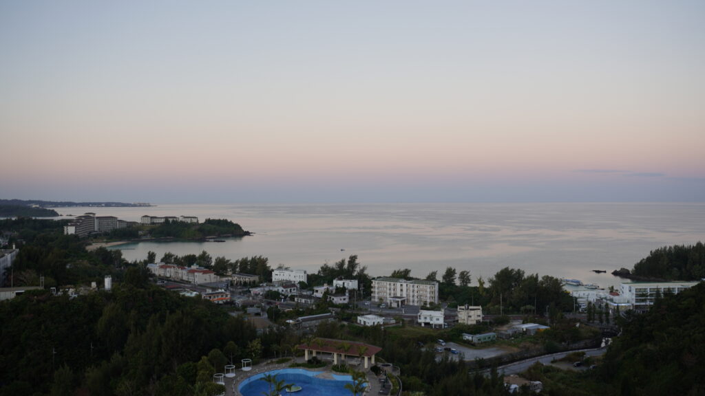 Oriental Hotel Okinawa Resort & Spa 房間海景，俯瞰部瀨名海岬與青空下的 Tiffany 藍大海