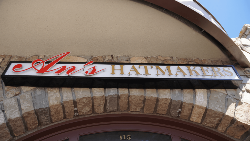 An's Hatmakers 冰淇淋 Del Mar 分店門面：復古製帽工坊主題招牌，陽光灑落的 Del Mar Plaza