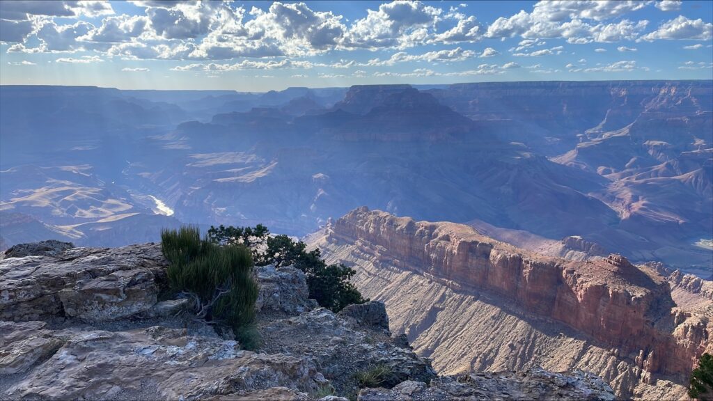 Lipan Point（利龐角）這是南緣公認看科羅拉多河「垂直深度」最震撼的地方，停車場就在觀景台旁，長輩走幾步路就能俯瞰綠色的河流。