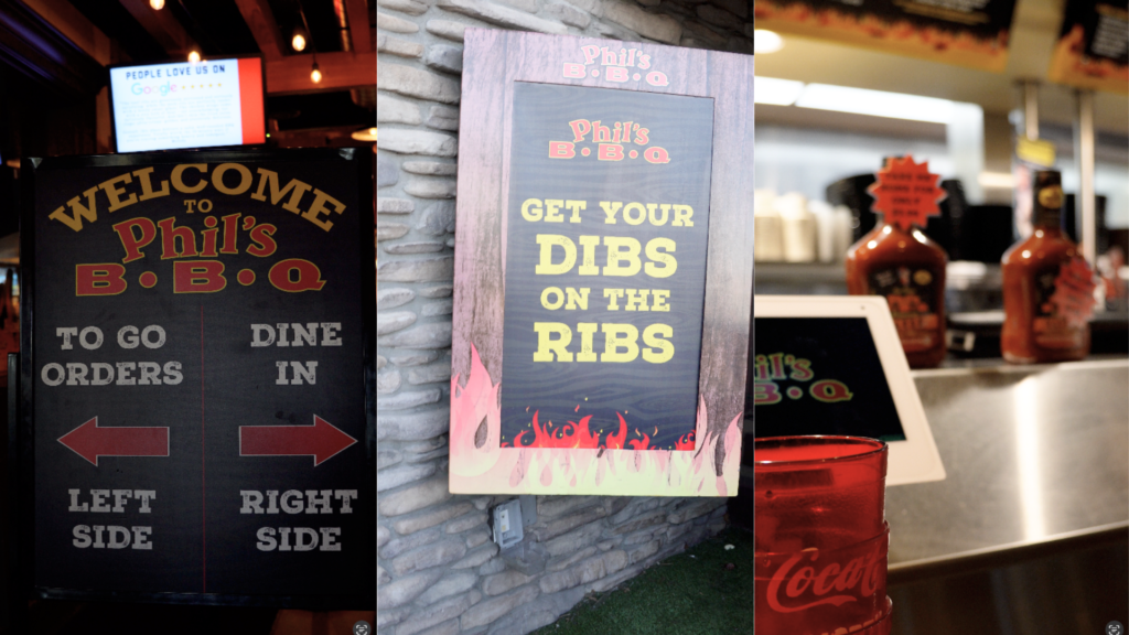 聖地牙哥 Phil's BBQ 點餐動線與櫃檯照片組合。上方清晰顯示綠底白字的 "TO - GO"（外帶專屬通道） 與 "DINE - IN"（內用排隊線） 懸掛式箭頭指示牌。下方為木質調的臨櫃點餐結帳櫃檯，收銀機旁擺放著整排供顧客選購、貼有品牌標籤的 Phil's BBQ 招牌特製烤肉醬（BBQ Sauce）