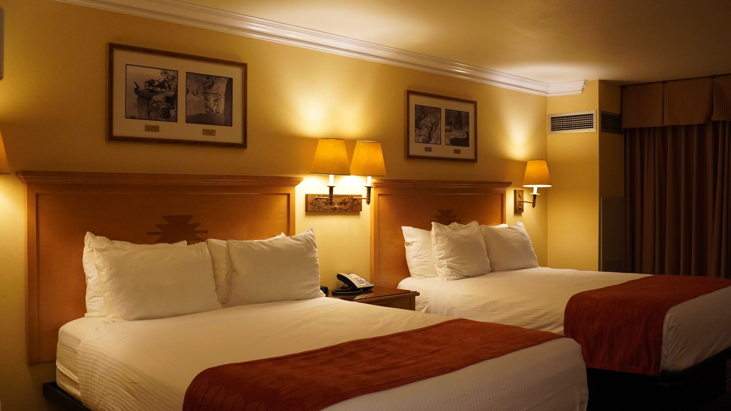 大峽谷南緣外 Tusayan 小鎮 Holiday Inn Resort The Squire at Grand Canyon By IHG 雙床房客房實景，呈現美西渡假村風格的舒適床鋪與寬敞室內空間。