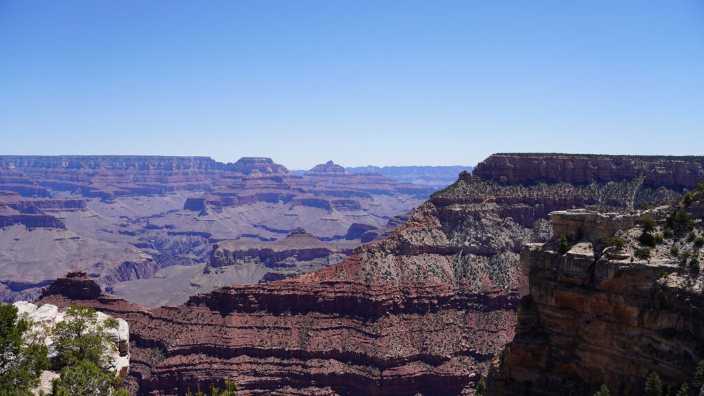 Mather Point 站：大峽谷南緣 Mather Point 設有金屬安全圍欄的柏油硬化觀景台與開闊的峽谷岩層地貌。