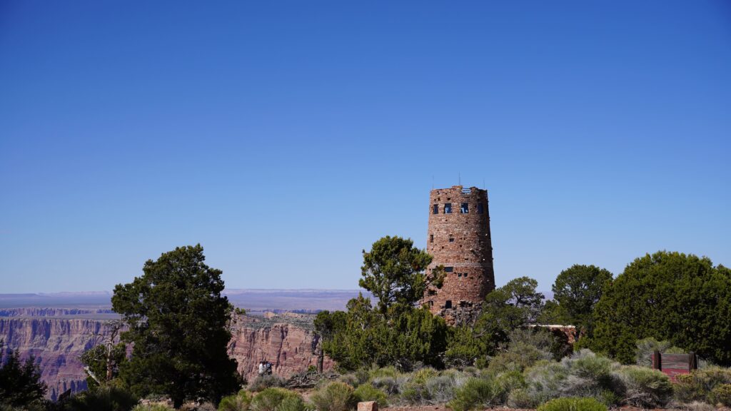 Desert View Watchtower（沙漠景觀瞭望塔）有一座印第安風格的巨大百年石造瞭望塔，下車順著全平坦的柏油路走 5-8 分鐘即可抵達，老少咸宜。