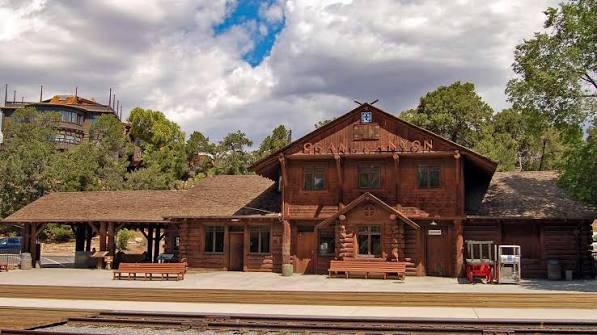 Train Depot 站（百年火車站）大峽谷南緣村落歷史區的木造百年火車站建築與前方平坦的硬化柏油步道。