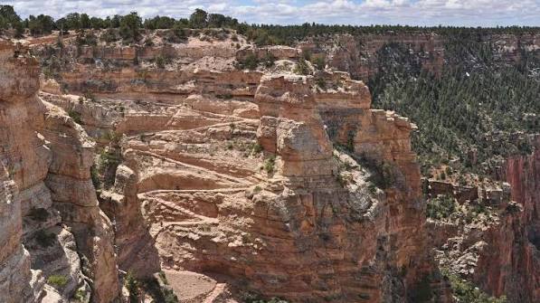 South Kaibab Trailhead（步道口站）大峽谷南緣 South Kaibab 步道起點的木製指示牌與向下延伸的原始泥土陡峭小徑。