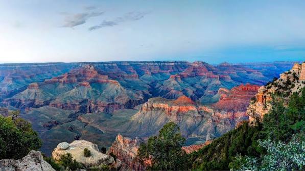 Yaki Point（亞基角站）大峽谷南緣 Yaki Point 突出於峽谷邊緣的開闊觀景台，背景為無遮蔽的科羅拉多河谷全景。