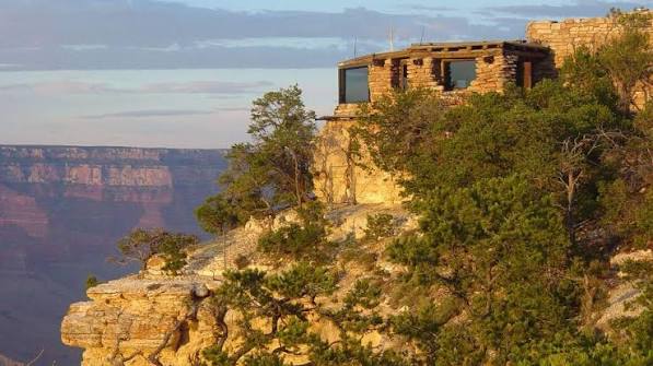 Yavapai Geology Museum（地質博物館站）：Yavapai 地質博物館歷史石造建築外觀，內部設有面向大峽谷的巨型室內落地玻璃窗。