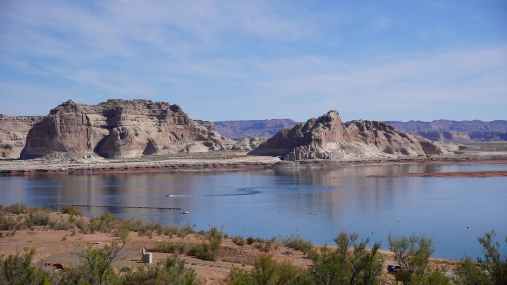 lake-powell 亞利桑那州佩吉市鮑威爾湖的全景。靛藍色的湖水與粉紅砂岩在落日餘暉下對比強烈。
