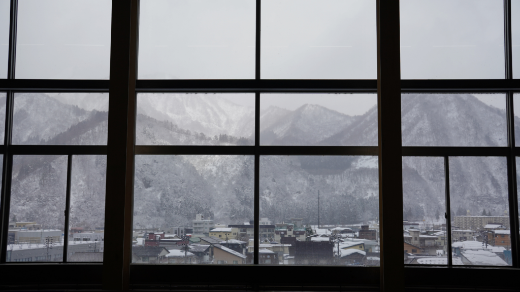 越後湯澤車站窗外雪景與山巒
