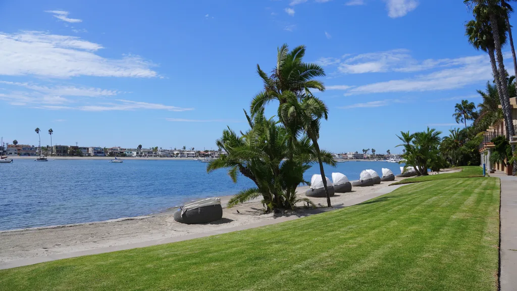 Bahia Resort Hotel 面海房型外的草坪與沙灘懶人沙發床,正對 Mission Bay 海灣 Bahia Resort Hotel 面海房型外的草坪與沙灘懶人沙發床,正對 Mission Bay 海灣
