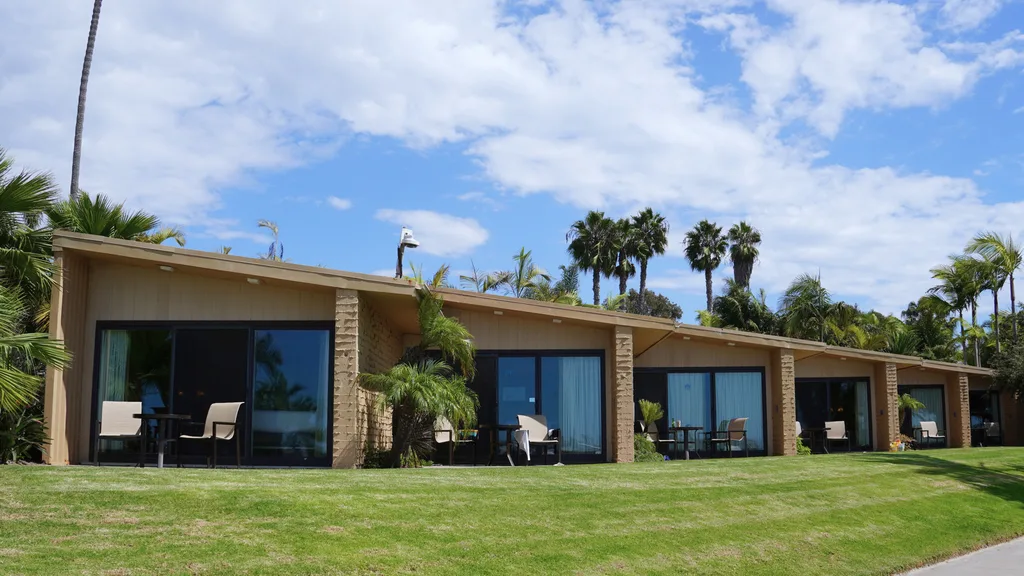 Bahia Resort Hotel 另一種房型的建築外觀,玻璃拉門搭配露台桌椅,多間房型相連並被棕櫚樹環繞 Bahia Resort Hotel 另一種房型的建築外觀,玻璃拉門搭配露台桌椅,多間房型相連並被棕櫚樹環繞