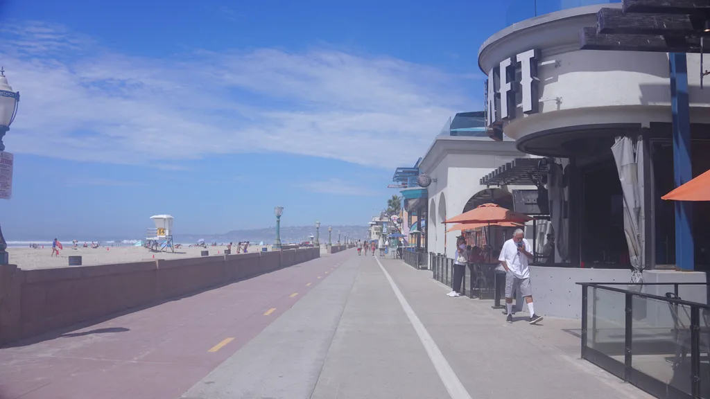 San Diego Mission Beach 濱海步道,沿岸有餐廳酒吧與救生員瞭望台,可見沙灘與海浪 San Diego Mission Beach 濱海步道,沿岸有餐廳酒吧與救生員瞭望台,可見沙灘與海浪