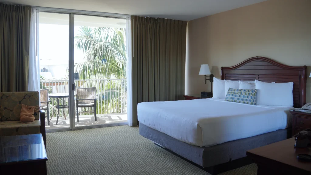 Bahia Resort Hotel Resort Suite 房間內部,可見大床與對外陽台落地門,窗外可見棕櫚樹景觀 Bahia Resort Hotel Resort Suite 房間內部,可見大床與對外陽台落地門,窗外可見棕櫚樹景觀