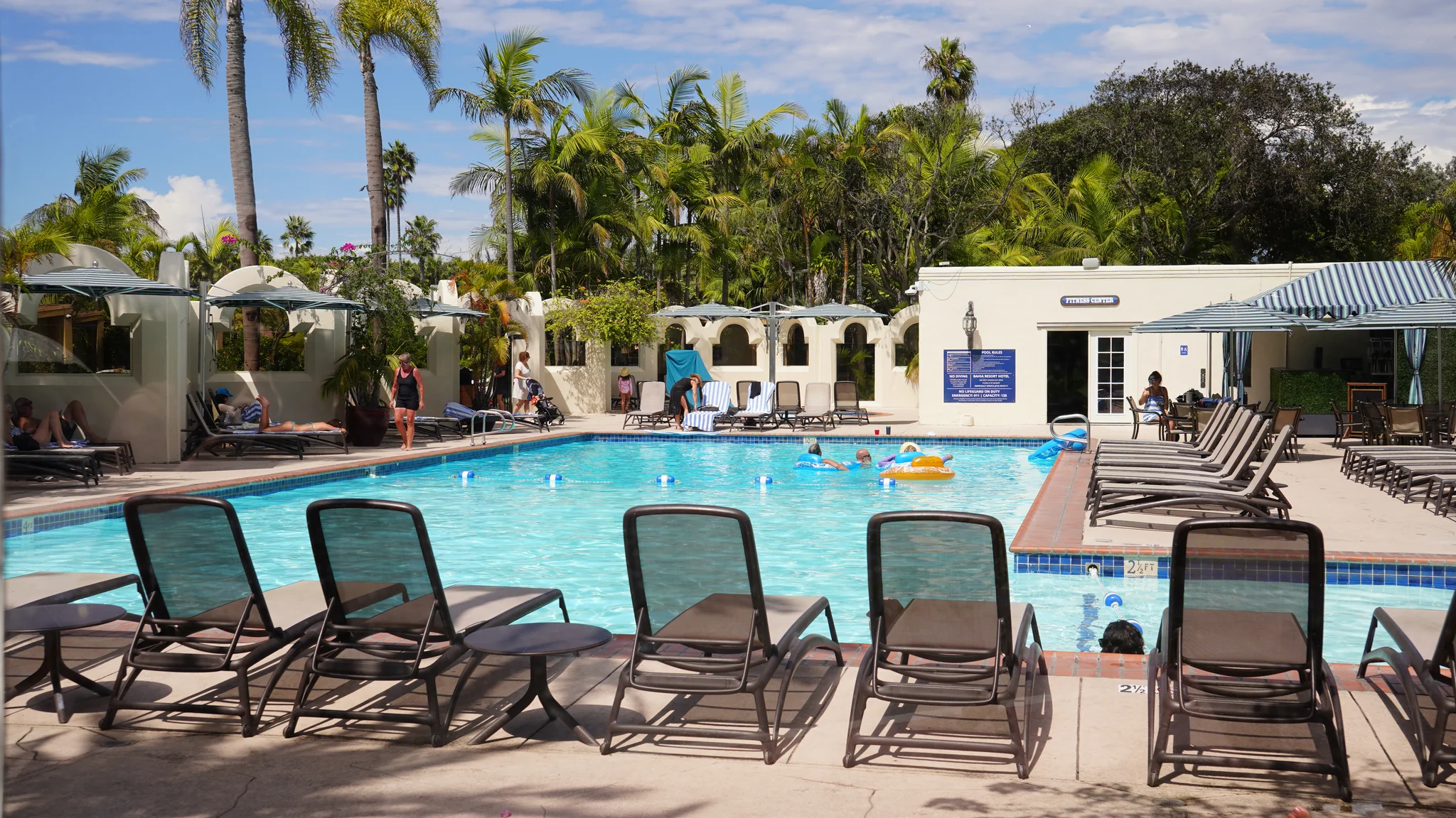 Bahia Resort Hotel 泳池，岸邊整排躺椅，右後方牆上可見健身房 Fitness Center 招牌