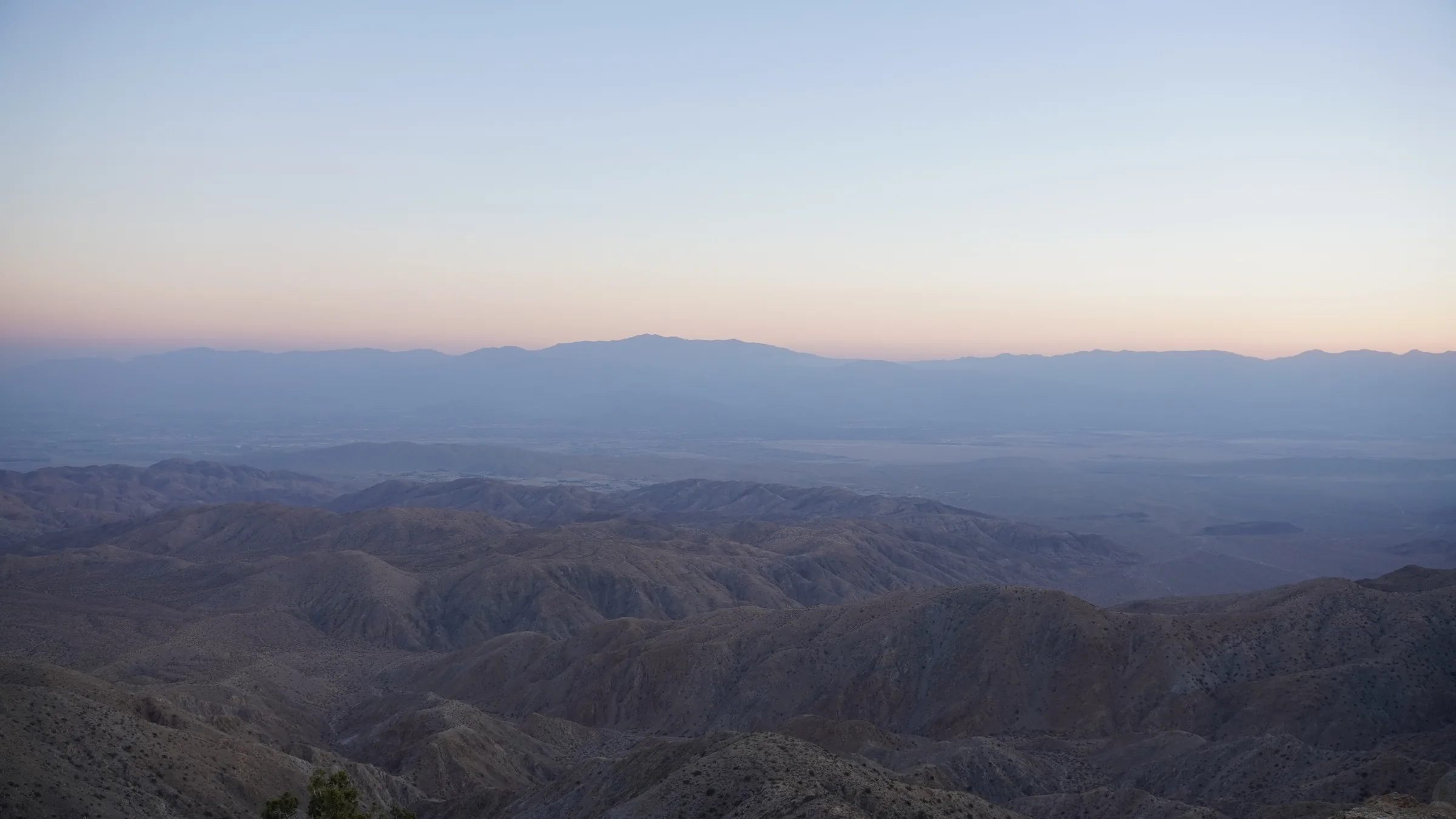 Keys View 日落後的山谷遠景,天空由藍轉成粉橘色